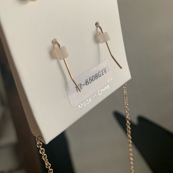 Shell crescent horn necklace & matching earring set. - Picture 4 of 4